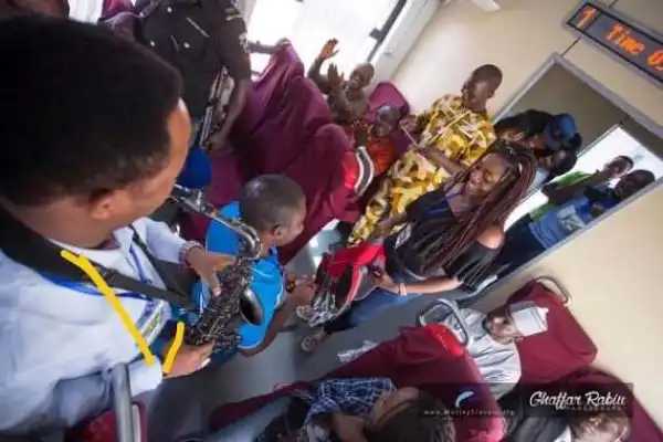 Man proposes to his girlfriend on a train ride from Abuja to Kaduna (photos)